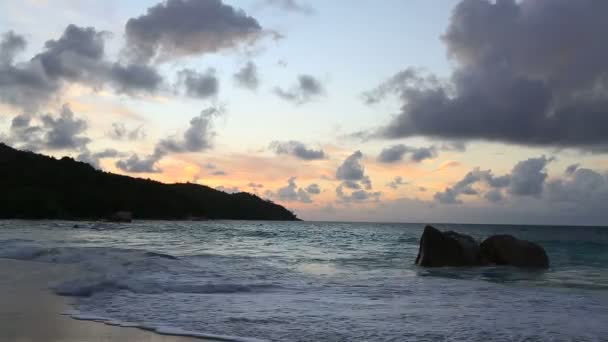 Pôr do sol na praia de Anse Lazio. Tempo de Caducidade — Vídeo de Stock