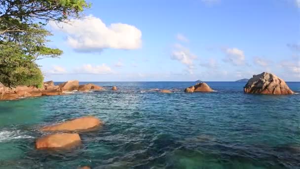 Hermoso Océano Índico en la playa de Anse Lazio . — Vídeos de Stock