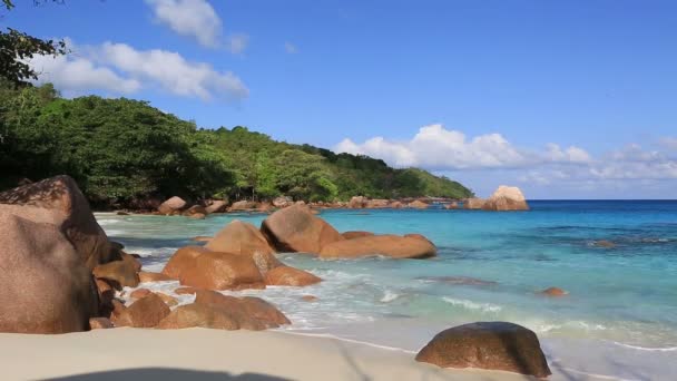 Beaux rochers de granit dans l'océan Indien sur la plage de l'Anse Latium .