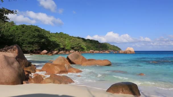 Vackra granit stenblock i Indiska oceanen på stranden Anse Lazio. — Stockvideo