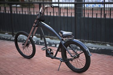 Kaldırımda bisiklet.