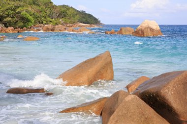 Güzel büyük Granit kayalar Hint Okyanusu üzerinde plaj, Anse Lazio.