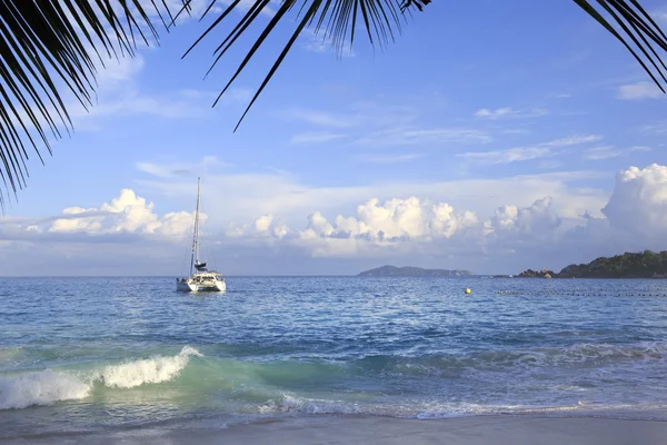 Boot bij dageraad op het strand van Anse Lazio — Stockfoto