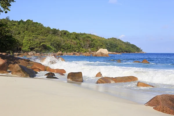Hermosas rocas de granito en la playa de Anse Lazio . — Foto de Stock