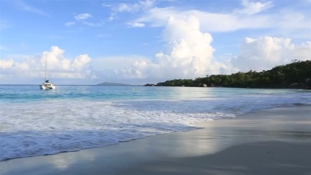 Alba panoramica sulla spiaggia Anse Lazio . — Video Stock