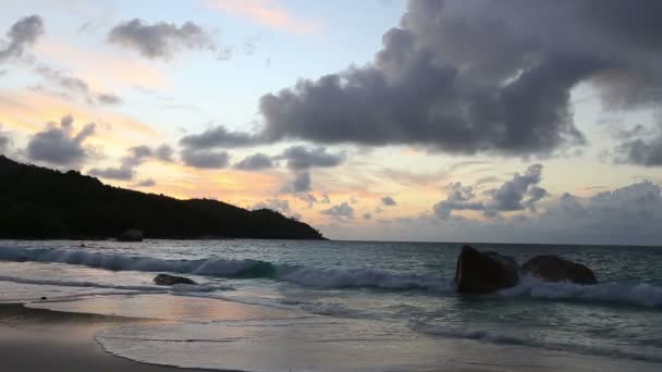 Pôr do sol na praia de Anse Lazio . — Vídeo de Stock