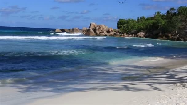 Panorama över vackra stranden Anse Cocos. — Stockvideo