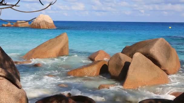 Onde che si infrangono su massi di granito nella spiaggia di Anse Lazio . — Video Stock