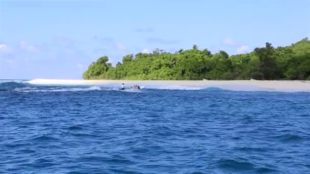 Powerboat roept in een run op het strand. — Stockvideo