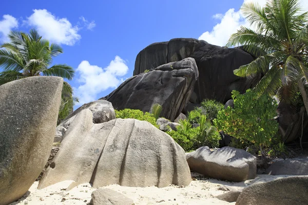 Beaux énormes blocs de granit sur la plage Anse Source DArgent — Photo