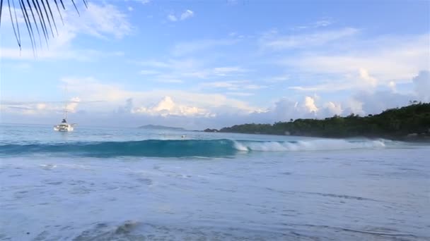 Alba panoramica sulla spiaggia Anse Lazio . — Video Stock