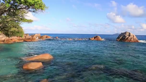 Vackra granit stenblock i Indiska oceanen på stranden Anse Lazio. — Stockvideo