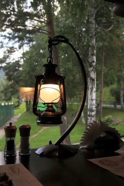 Gaz lambası bir restoran Beershale tablo