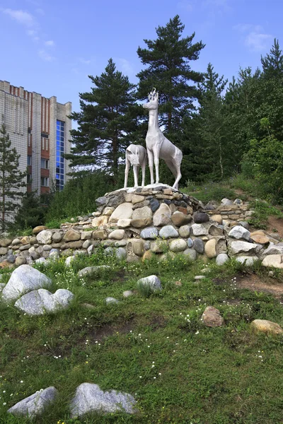 Sculpture de cerfs dans la station Belokuriha . — Photo