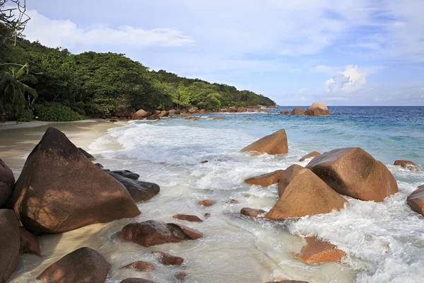 Granieten rotsen in de Indische Oceaan op het strand van Anse Lazio. — Stockfoto