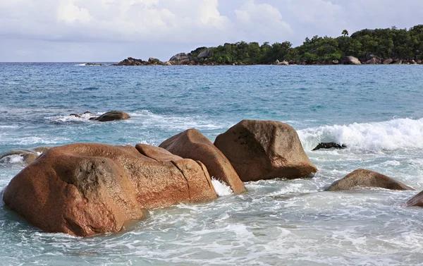 Rochers de granit dans l'océan Indien sur la plage de l'Anse Latium . — Photo