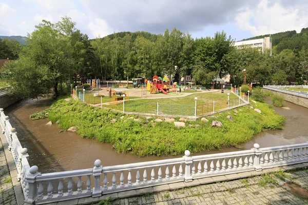 Plac zabaw dla dzieci oraz rzeki Belokuriha. — Zdjęcie stockowe