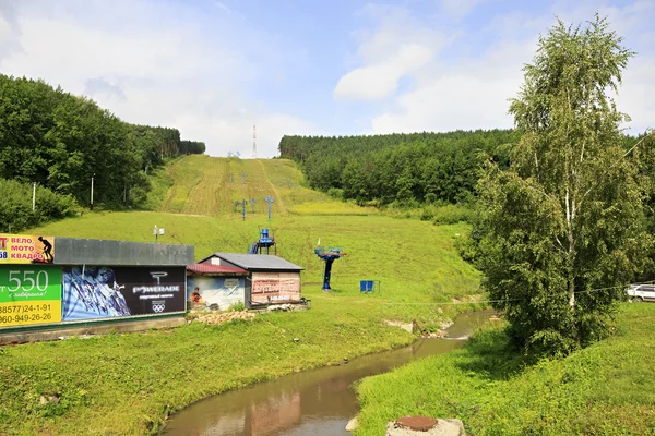 Ski sluttningar och lyfter på sommaren. Berget Tserkovka på Belokuriha. — Stockfoto