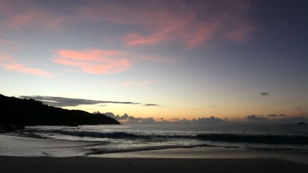 Hermosa puesta de sol en la playa de Anse Lazio . — Vídeo de stock