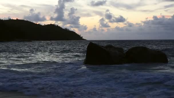 Ondas ao pôr do sol na praia de Anse Lazio . — Vídeo de Stock