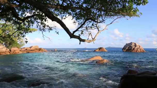 Prachtige Indische Oceaan op het strand van Anse Lazio. — Stockvideo