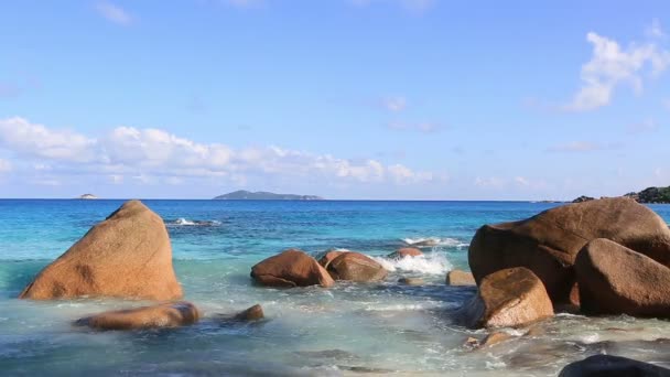 Ondas quebrando em pedras de granito na praia de Anse Lazio . — Vídeo de Stock