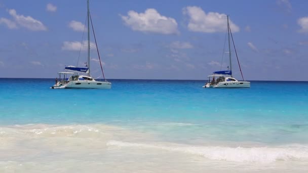 Velero en la playa Anse Georgette — Vídeo de stock