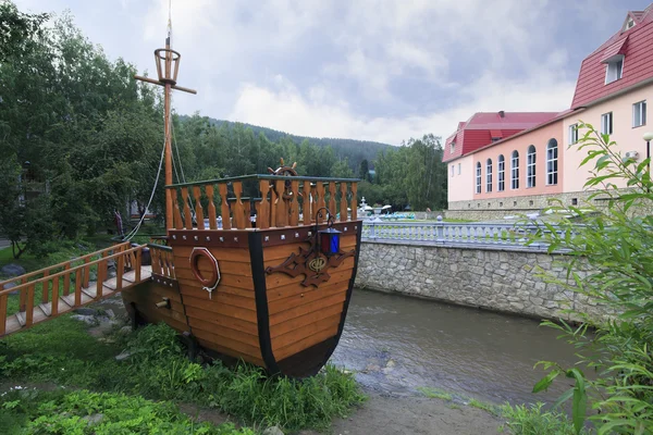 Rozložení lodi na řece Belokuriha. — Stock fotografie