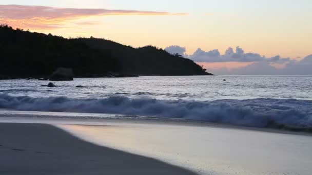 Dalgalar Anse Lazio plaj gün batımında. — Stok video