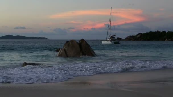 Grandes vagues au coucher du soleil sur la plage de l'Anse Latium . — Video