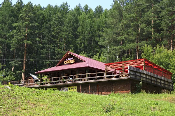 Cafe Skazka ai piedi del Monte Tserkovka . — Foto Stock