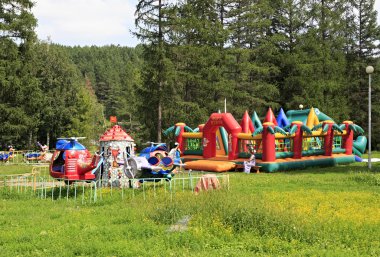 Çocuk carousel ve şişme trambolin tatil Belokurikha.