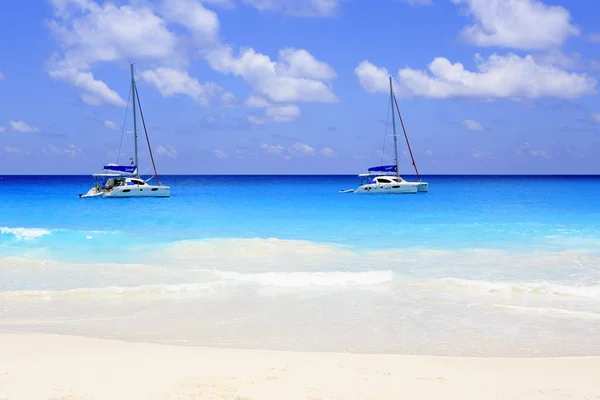 Yacht in the Indian Ocean on beach Anse Georgette. — Stock Photo, Image