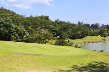 Constance Lemuria Resort golf sahasında gölü etrafında bizimkiler yaşar.