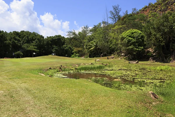 Озеро на поле для гольфа на курорте Констанция Лемурия . — стоковое фото
