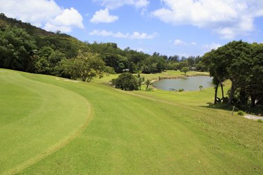 Constance Lemuria Resort golf sahasında gölü etrafında bizimkiler yaşar.