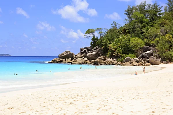 Indische Oceaan en het strand van Anse Georgette. — Stockfoto