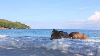 Sahilde Anse Lazio gündoğumu, büyük dalgalar.