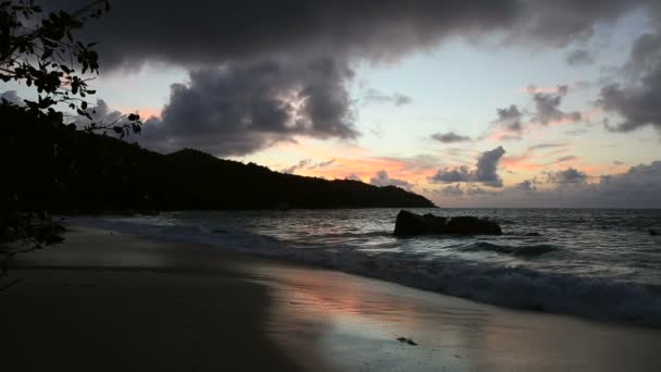 Beau coucher de soleil sur la plage de l'Anse Lazio . — Video