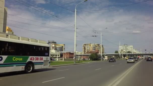 Krasny put Straße und Brücke nach dem sechzigsten Jahrestag des Sieges benannt. — Stockvideo