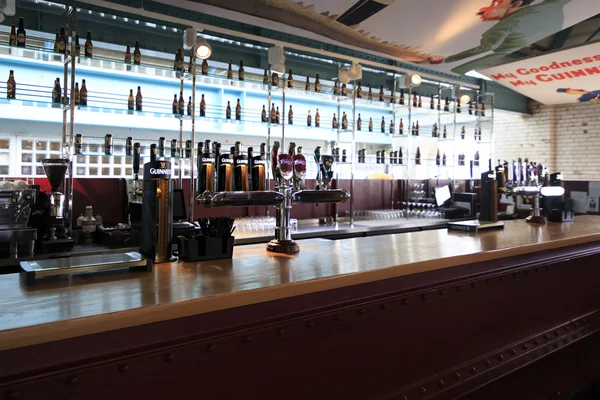 Balcão de bar no Guinness Storehouse — Fotografia de Stock