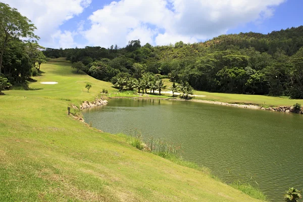 湖上高尔夫球场在康斯坦茨利莫里亚度假村. — 图库照片