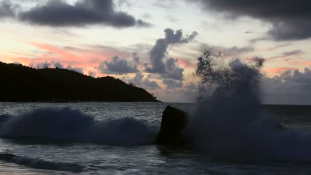 Onde al tramonto sulla spiaggia di Anse Lazio . — Video Stock