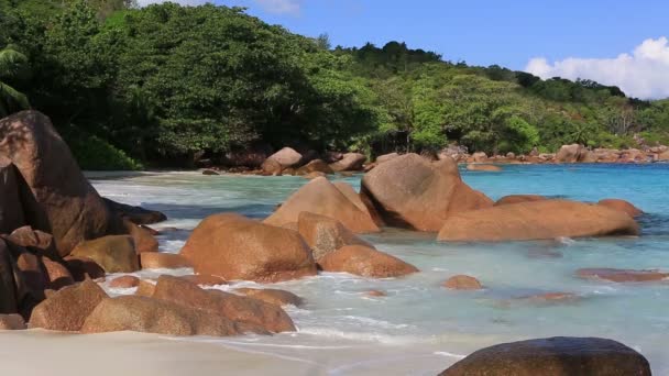 Waves breaking on granite boulders in beach of Anse Lazio. — Stock Video