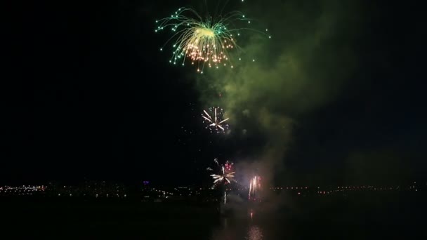 Belos fogos de artifício no rio no céu noturno . — Vídeo de Stock