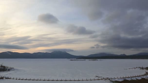 Moln sväva över sjön Shchuchye vid solnedgången. Tidsinställd — Stockvideo