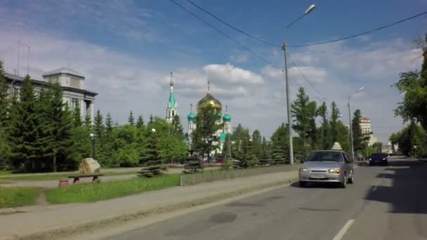 Tarskaja Straße und Uspenski Kathedrale. — Stockvideo