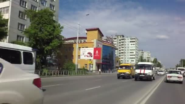 Krasny dal ulici v centru města. — Stock video