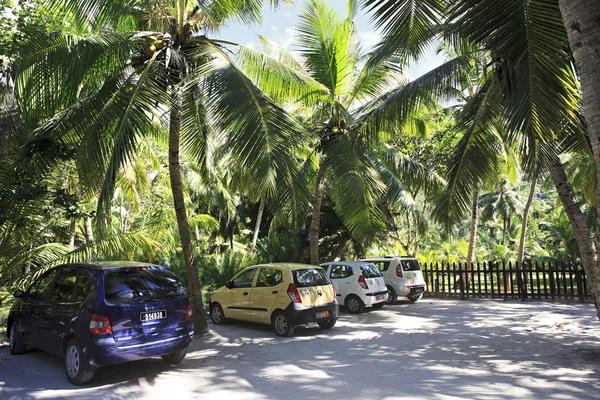 Parcheggio auto sulla spiaggia Anse Lazio . — Foto Stock