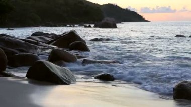 Günbatımı Anse Lazio beach.